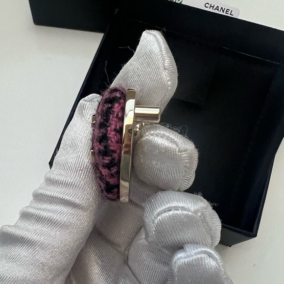 🔥CHANEL Tweed Heart Brooch - Picture 5 of 5